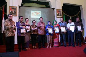 Wagub Jabar Deddy Mizwar (tengah) bersama para pemenang Anugerah PERHUMAS 2016 di Gedung Sate, Jumat (27/10/2016) malam. (Foto: PERHUMAS)