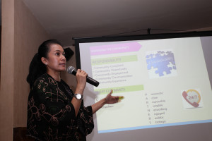 Community Relations Manager Femina Indonesia Dewi Assaad memaparkan pentingnya peran public relations kepada sejumlah peserta yang hadir di acara "What CEO Wants from PR?" yang di selenggarakan pada hari Sabtu, (21/03). Melihat pentingnya peran humas untuk menghubungkan komunikasi perusahaan kepada masyarakat, Perhimpunan Hubungan Masyarakat Indonesia (PERHUMAS) menggelar workshop yang diangkat dari sebuah buku bertema “What CEO Wants from PR?” yang diprakrasai oleh Agung Laksamana.