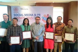 Agung Laksamana (Tengah) beserta para pembicara tengah berfoto bersama di akhir acara diskusi bertajuk "Social Media & PR Trends 2015" yang diselenggarakan oleh Perhumas tadi pagi (13/3). Sebagai Ketua Umum Perhumas, Agung menyatakan bahwa acara ini diselenggarakan sebagai salah satu komitmen Perhumas untuk terus berperan aktif dalam meningkatkan kualitas kehumasan di Indonesia