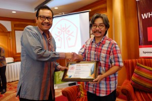 PERHUMAS 2 Wakil Ketua Umum BPP PERHUMAS Bapak Heri Rakhmadi memberikan piagam penghargaan kepada Bapak Yusuf Arifin Chief Editor CNNIndonesia.com