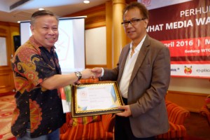 PERHUMAS 3 Bapak Daniel Rembeth selaku ketua bidang keanggotaan dan pelatihan memberikan Piagam Penghargaan kepada Bapak Endy Bayuni Chief Editor The Jakarta Post