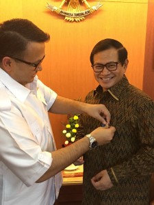 PERHUMAS 2 Penyematan PIN PERHUMAS untuk Bapak Pramono Anung sebagai tanda resmi menjadi anggota dewan kehormatan BPP PERHUMAS