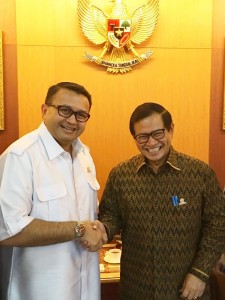 PERHUMAS 3 Saling berjabat tangan antara Sekretaris Kabinet Bapak Pramono Anung dengan Ketua Umum BPP PERHUMAS Bapak Agung Laksamana sebagai tanda saling mendukung dan bersinergi dalam bidang kehumasan